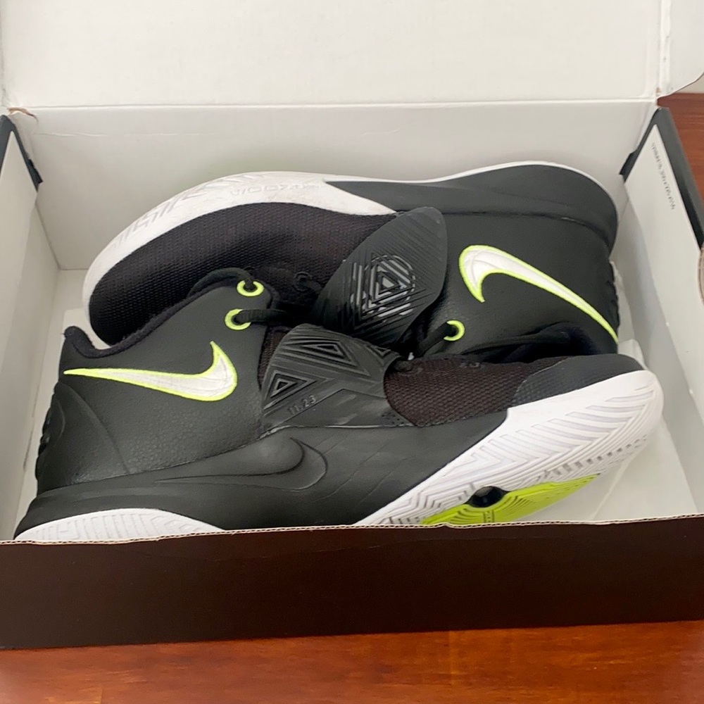 Nike Kyrie Flytrap 3 b-ball shoes